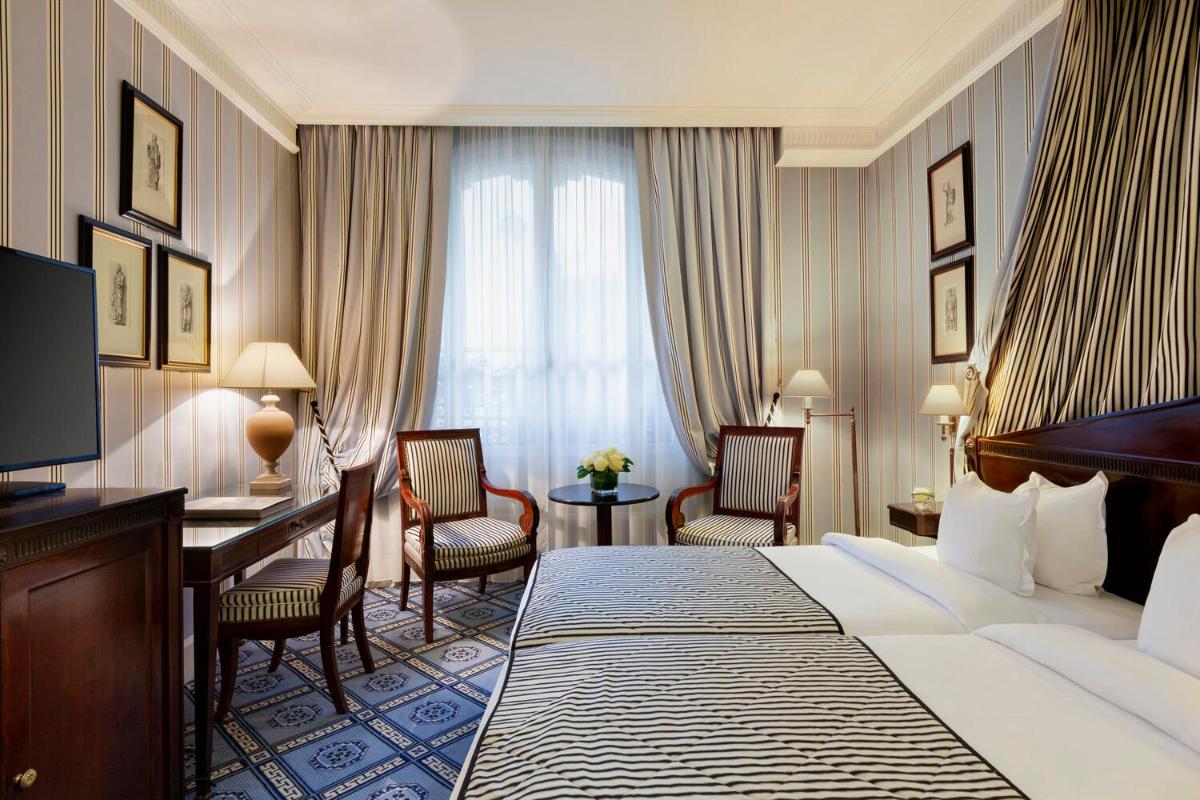 une chambre d'hôtel avec un lit et un bureau dans l'établissement Le Dokhan's Paris Arc de Triomphe, a Tribute Portfolio Hotel, à Paris
