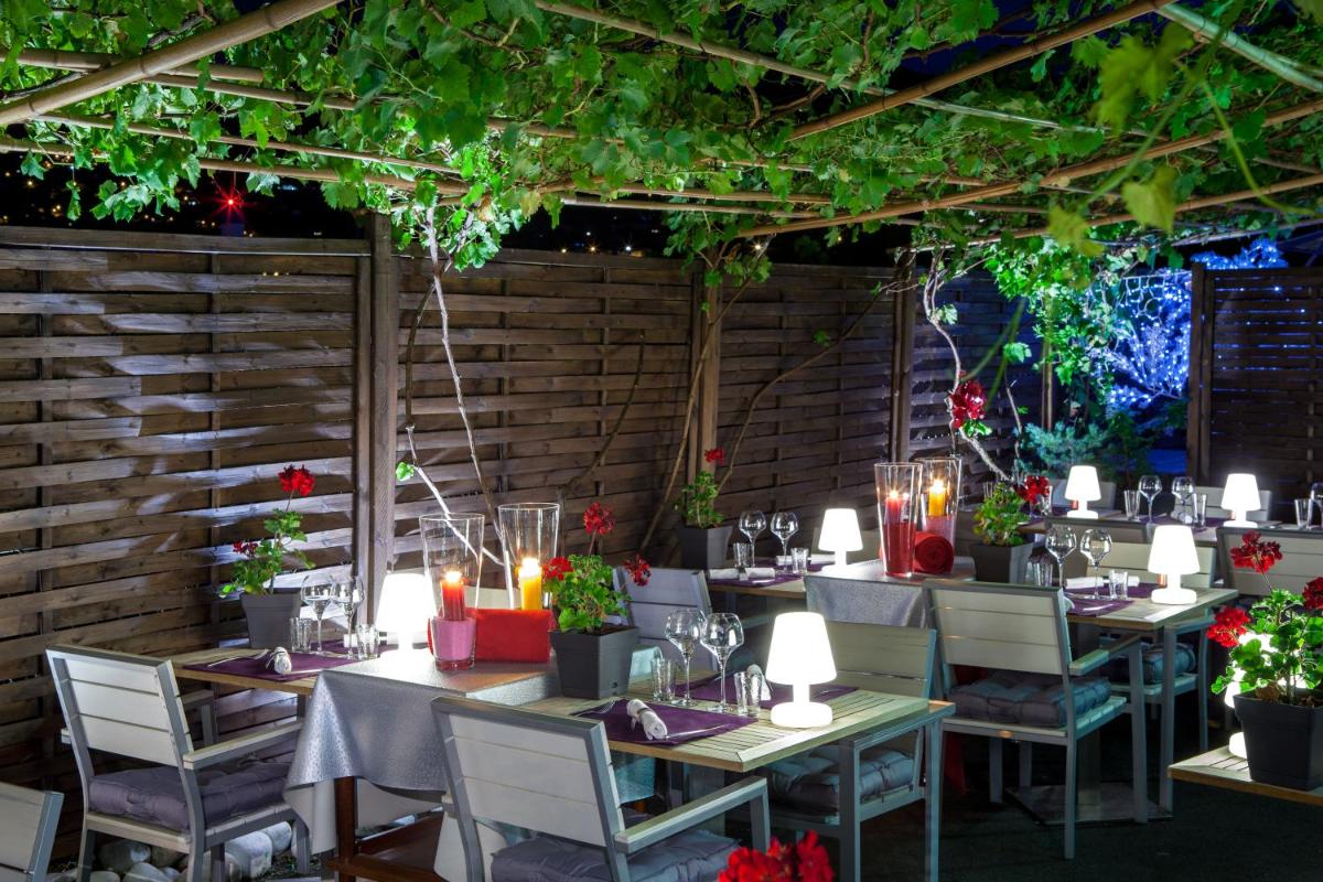 Restaurant ou autre lieu de restauration dans l'établissement Auberge De Maison Rouge