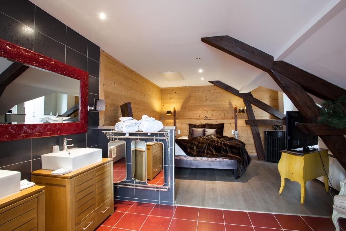 une chambre avec un lit, un lavabo et un miroir dans l'établissement Auberge De Maison Rouge, à Vétraz-Monthoux