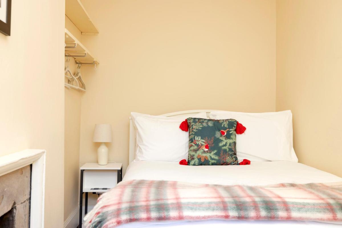 JOIVY Calton Hill Idyllic cottage feel next 2 Princes St - Housity