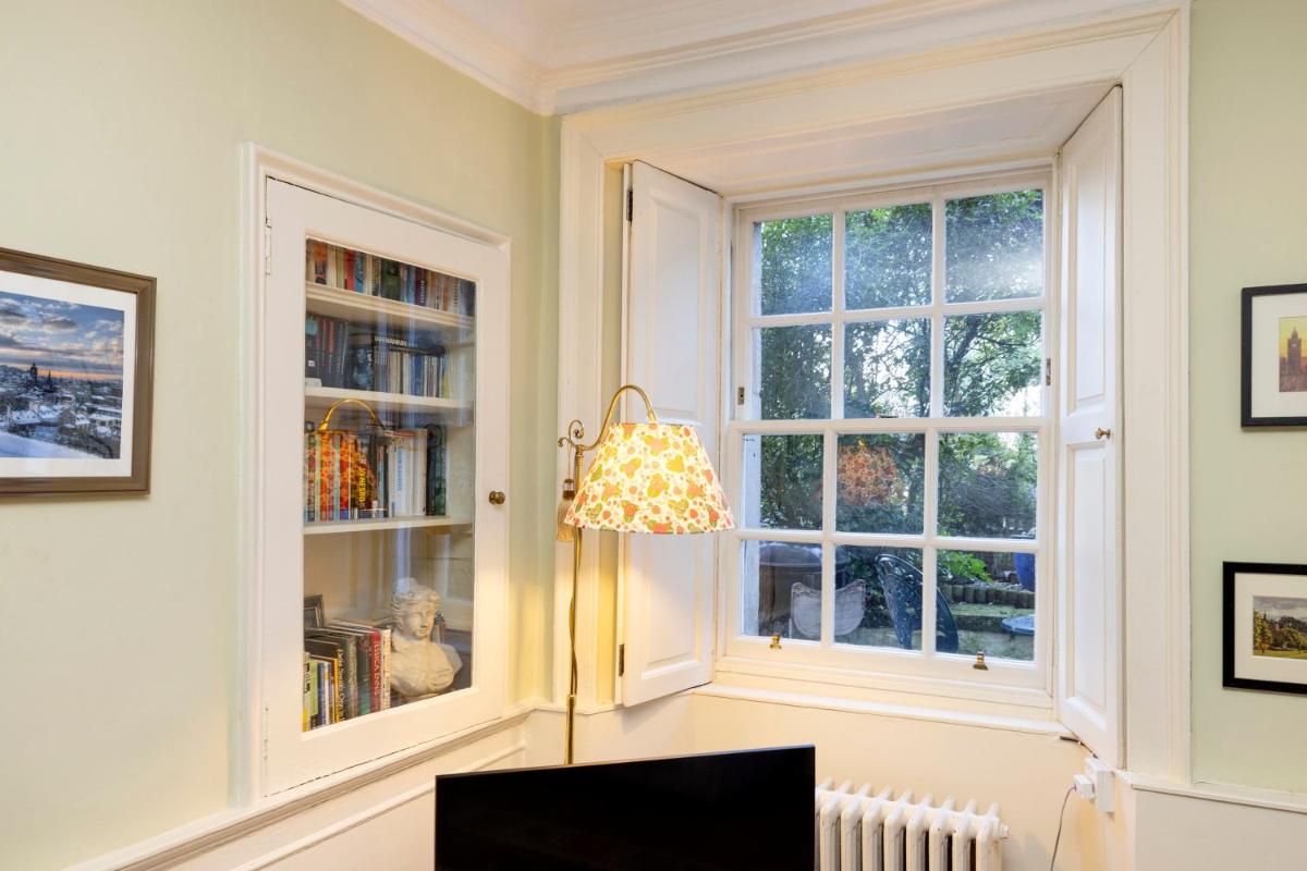 JOIVY Calton Hill Idyllic cottage feel next 2 Princes St - Housity