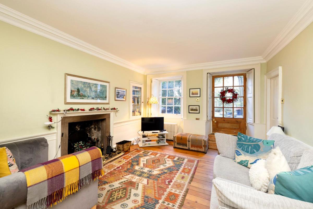 JOIVY Calton Hill Idyllic cottage feel next 2 Princes St - Housity