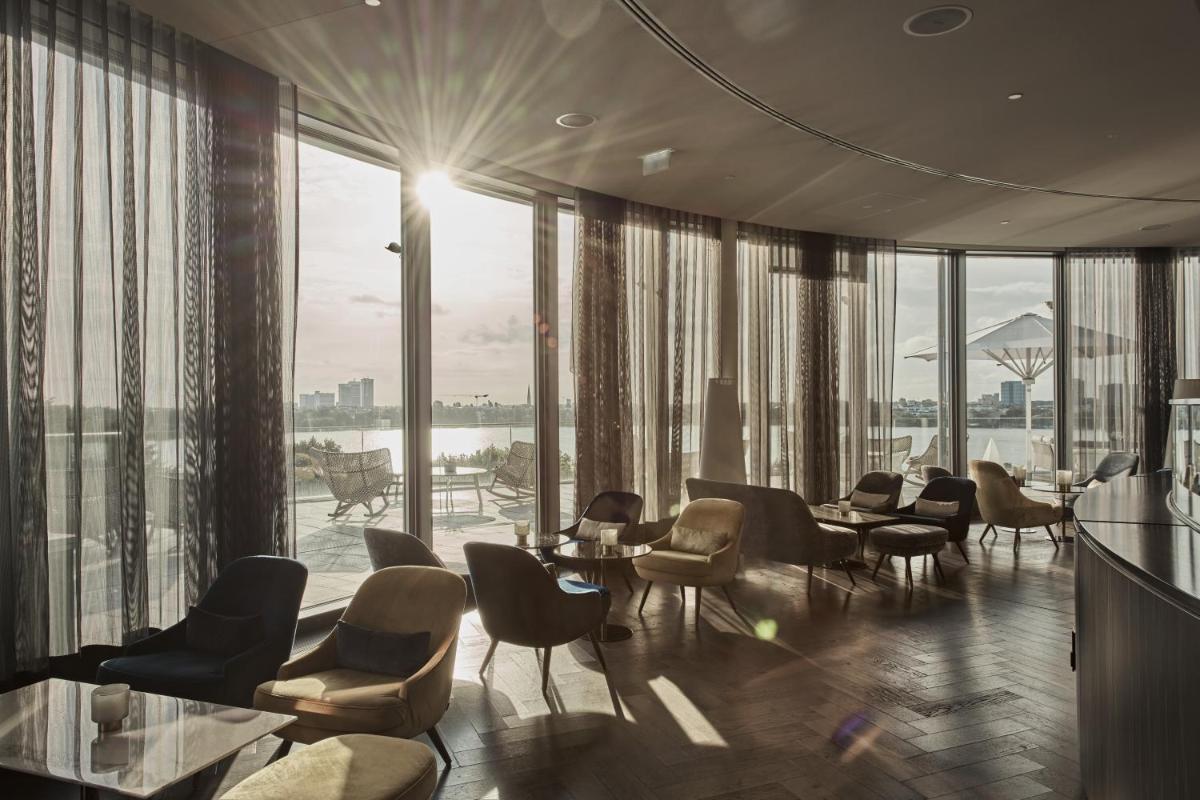 Ein Sitzbereich in der Unterkunft The Fontenay Hamburg