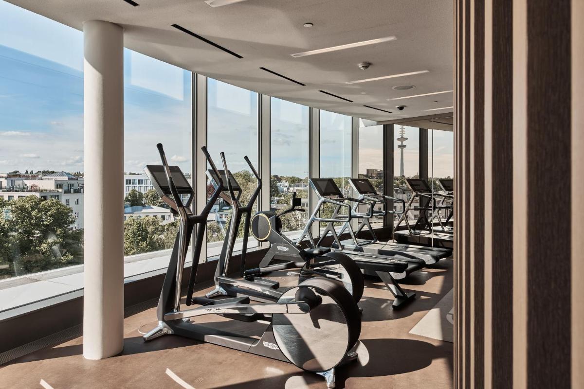 Das Fitnesscenter und/oder die Fitnesseinrichtungen in der Unterkunft The Fontenay Hamburg