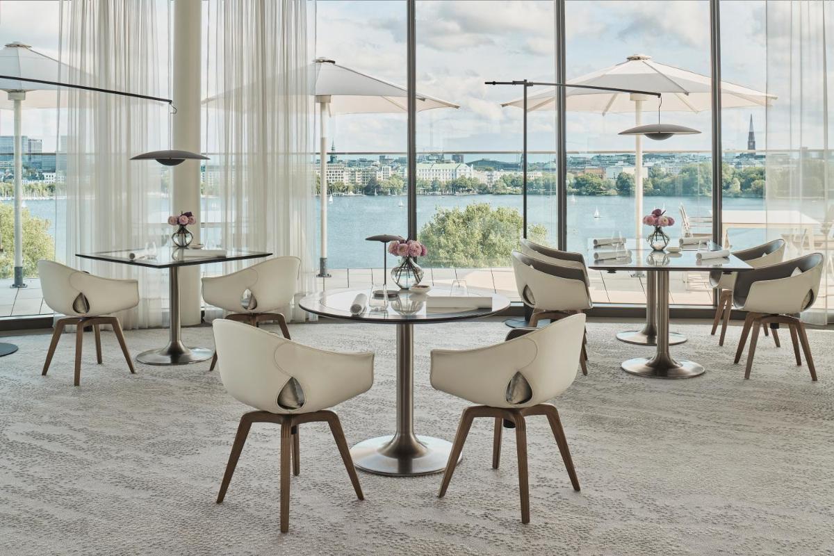 Ein Restaurant oder anderes Speiselokal in der Unterkunft The Fontenay Hamburg Ein Restaurant oder anderes Speiselokal in der Unterkunft The Fontenay Hamburg