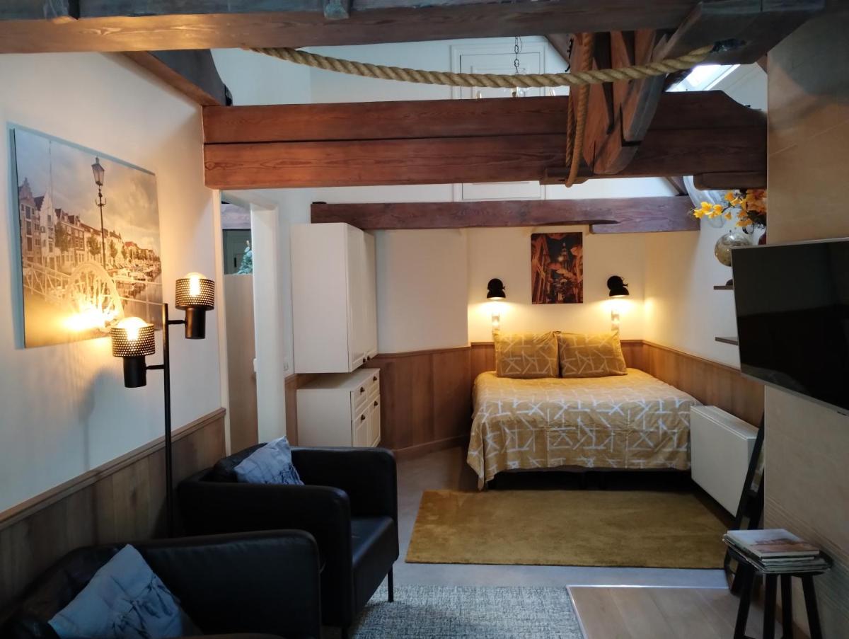 VRYE HEERLYKHEYD ( adults only ) studio 3 - Housity