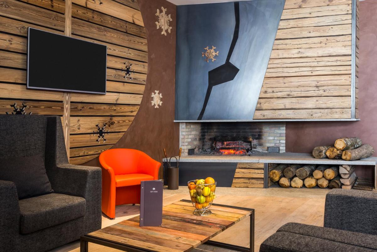 Télévision ou salle de divertissement dans l'établissement Hôtel Saint Charles Val Cenis