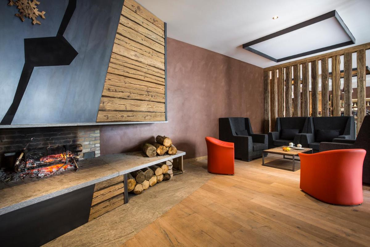 Coin salon dans l'établissement Hôtel Saint Charles Val Cenis