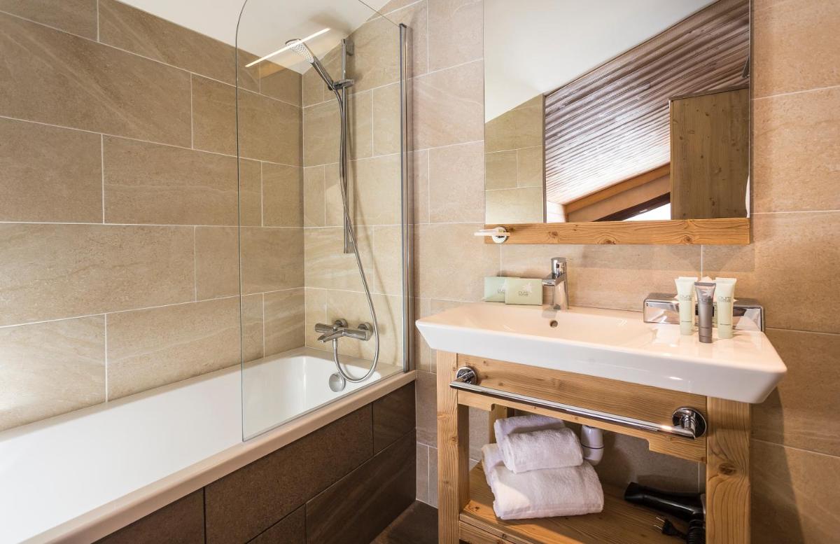 Salle de bains dans l'établissement Hôtel Saint Charles Val Cenis