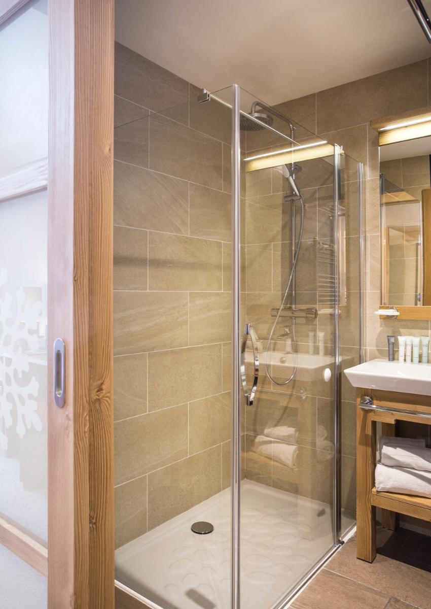 Salle de bains dans l'établissement Hôtel Saint Charles Val Cenis
