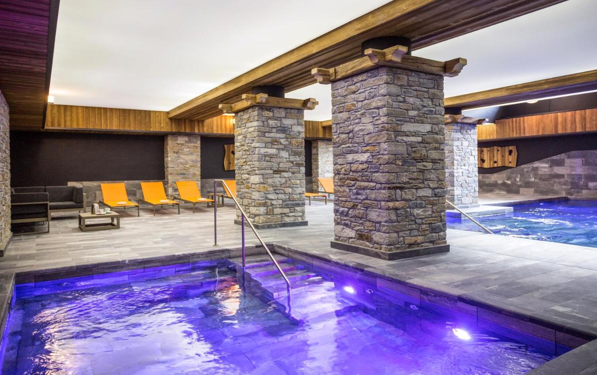 Piscine de l'établissement Hôtel Saint Charles Val Cenis ou située à proximité