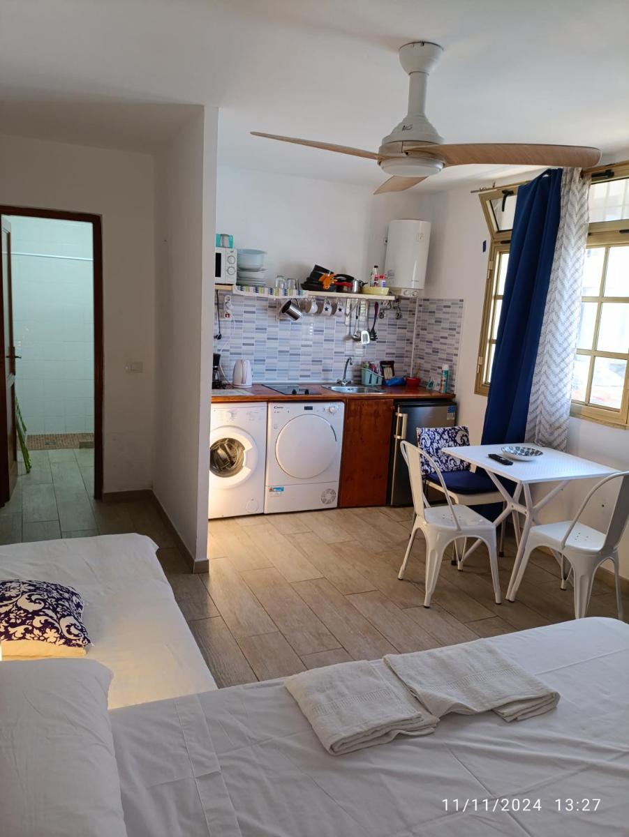 central luminous cute studio by the beach & harbour - Housity