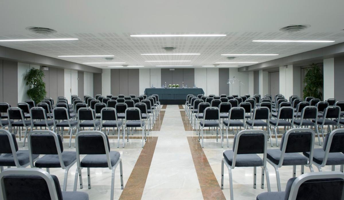 A área empresarial e/ ou a sala de conferências de Altis Grand Hotel