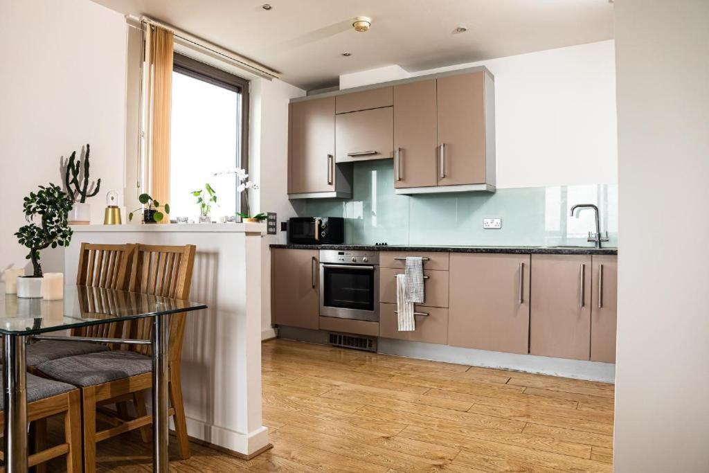 Whitechapel Two Bedroom Luxury Apartment - Free Private Parking - City Views - Housity