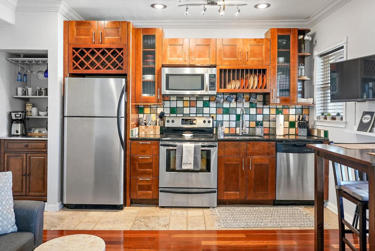 Sunshine-Shopping-Dining In the heart of Downtown - Housity