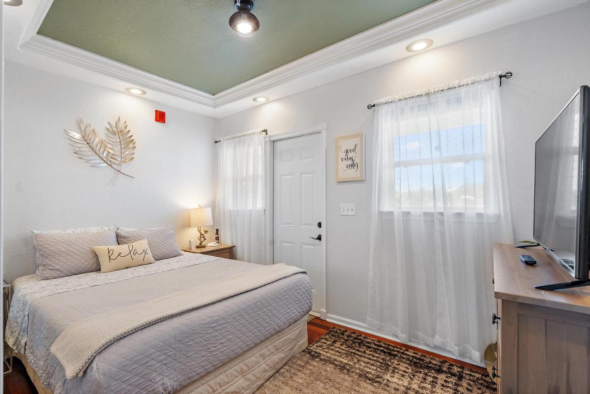 Sunshine-Shopping-Dining In the heart of Downtown - Housity
