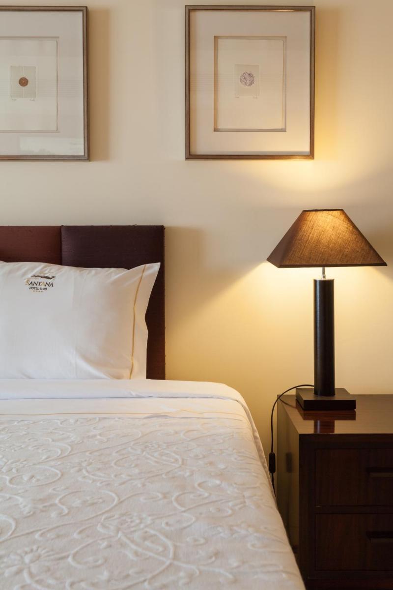 Uma cama ou camas num quarto em Santana Hotel & SPA