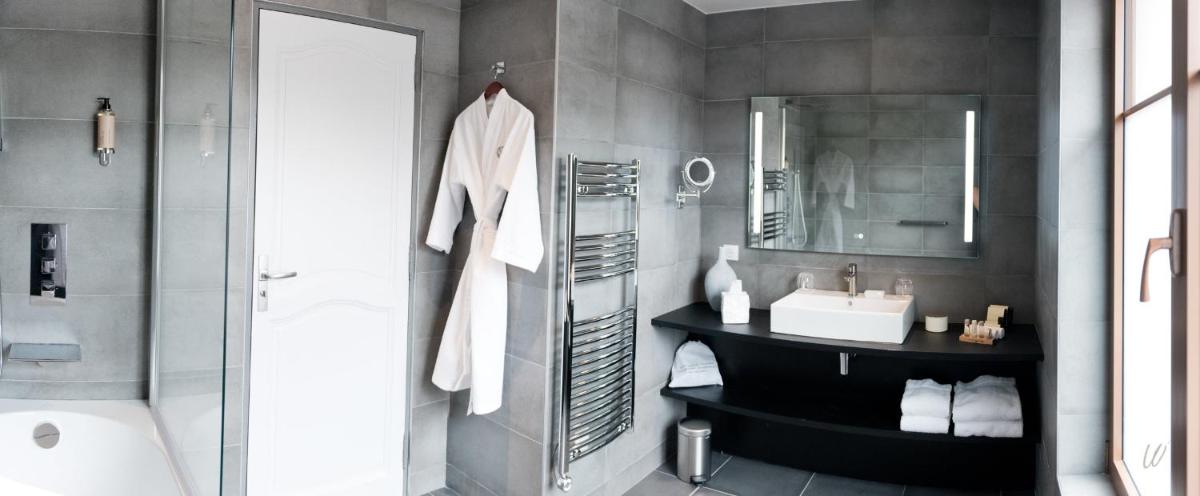Salle de bains dans l'établissement Armes de Champagne