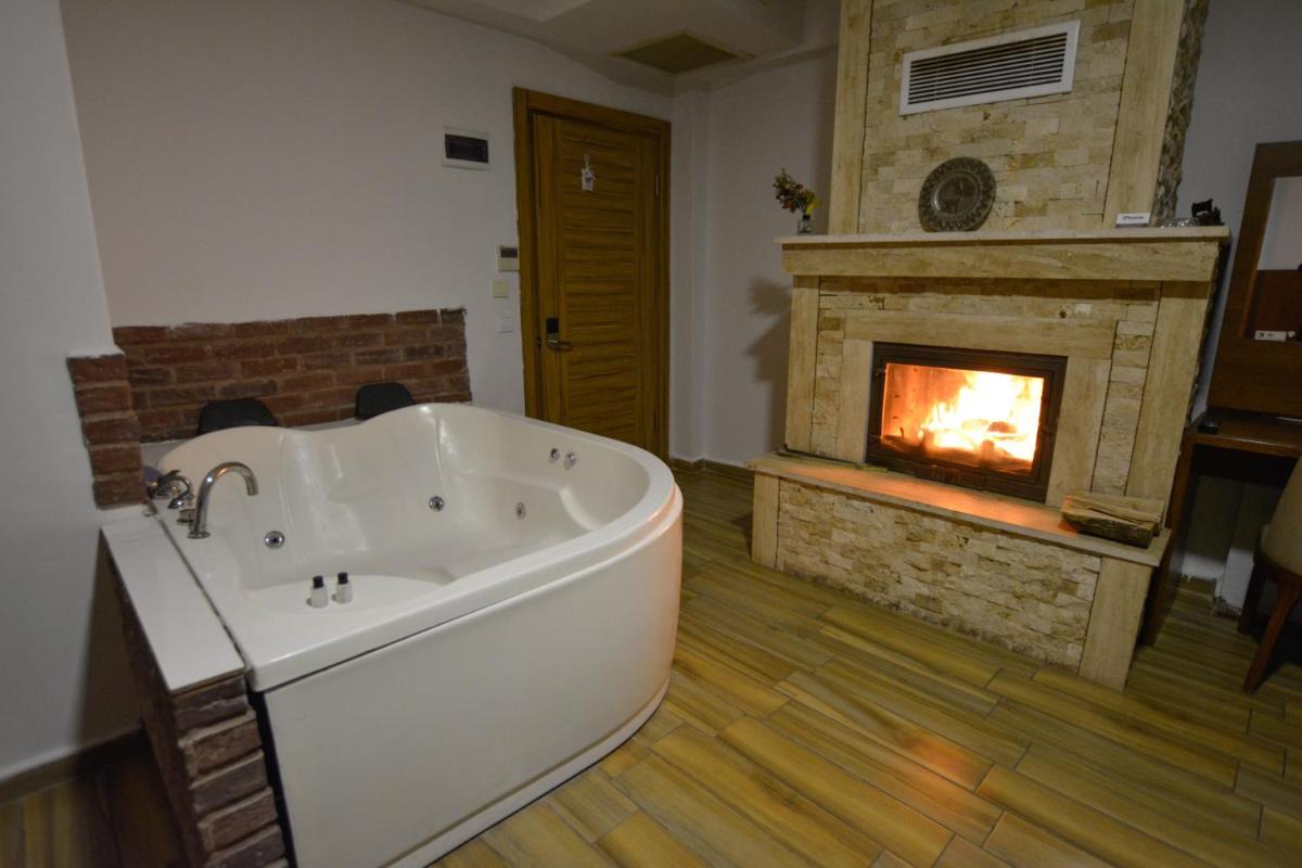 Hill River Hotel - Housity