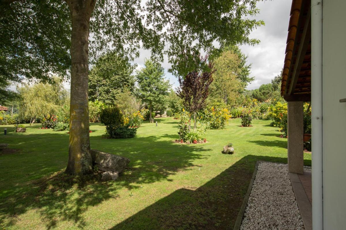 Um jardim no exterior de Hotel Quinta da Cruz & SPA