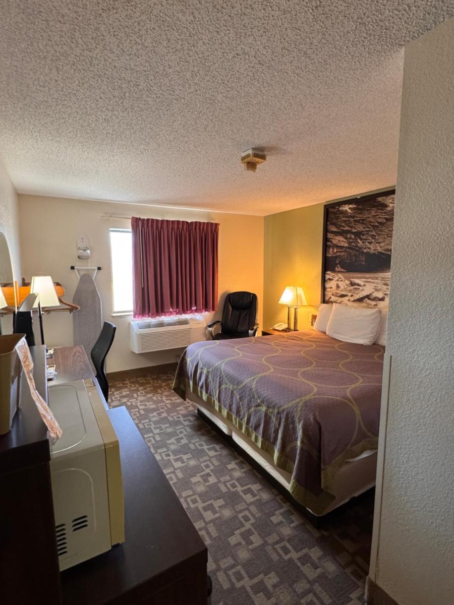 Super 8 by Wyndham Appomattox VA - Housity