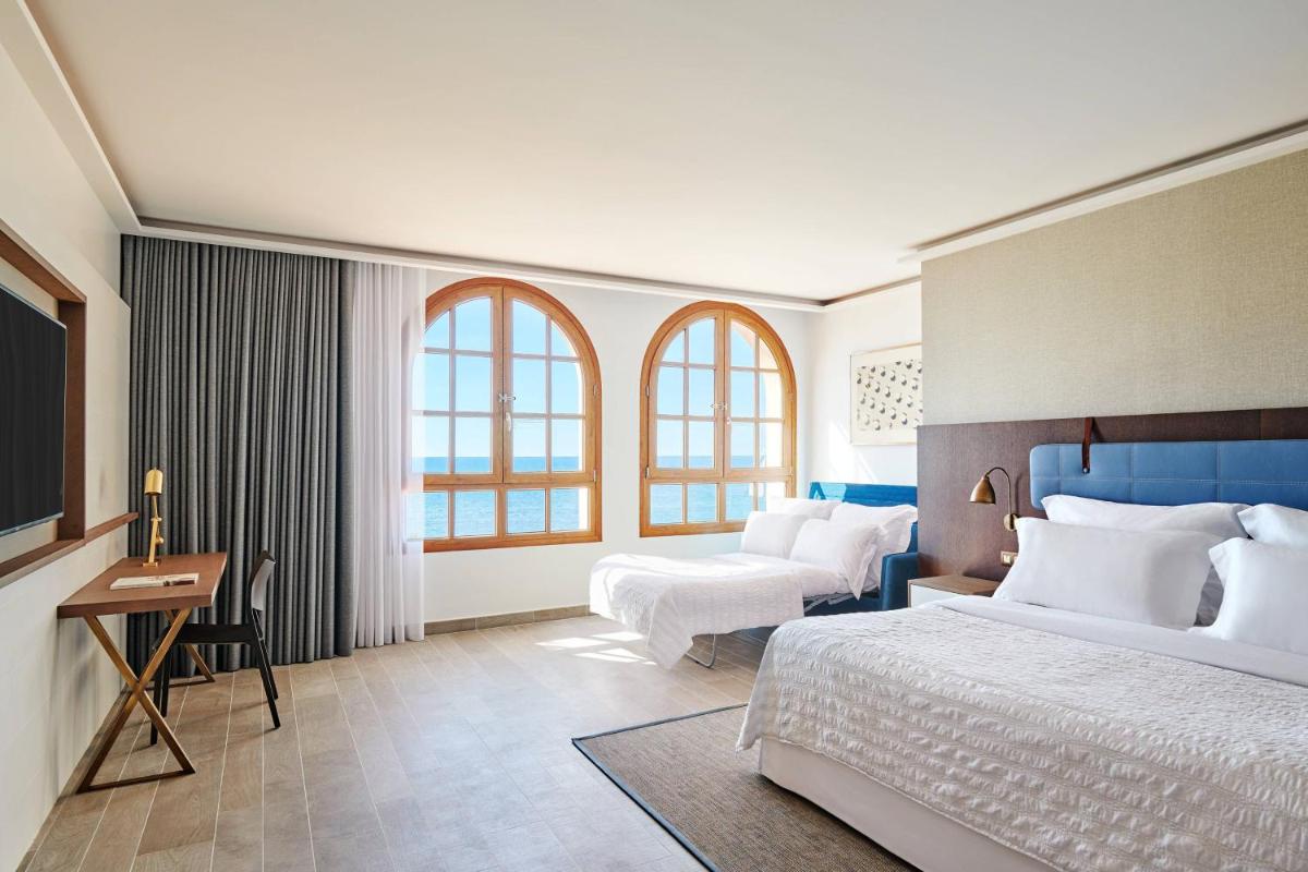 Cama o camas de una habitación en Le Meridien Ra Beach Hotel and Spa