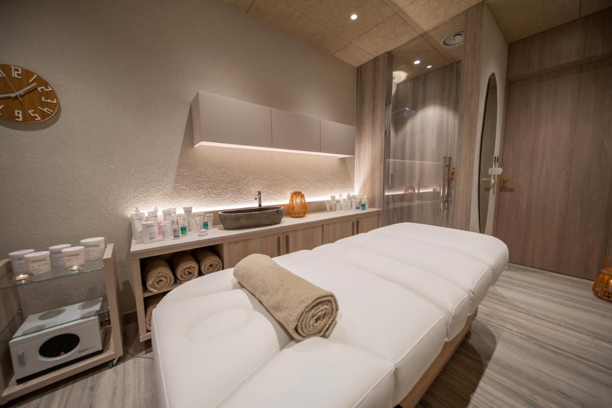 Hotel GLAR Conference & SPA - Housity
