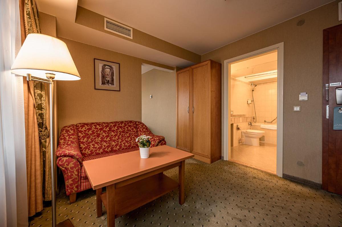 VILNIUS PARK PLAZA HOTEL, Restaurant & Terrace, Panorama Bar, Conference & Banquet Center - Housity