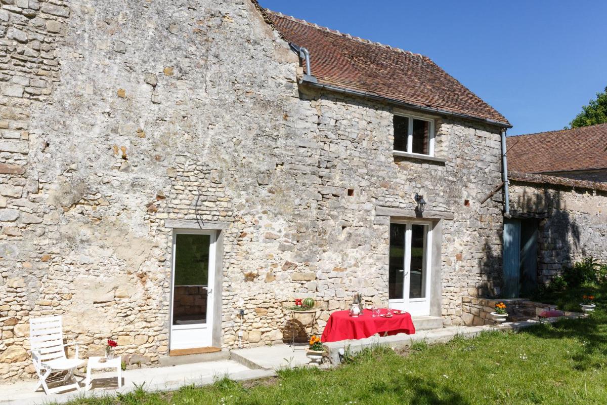 Longère de Charme - RANDO ESCALADE- Gîte avec Jardin spacieux - Confort & Wifi - Parking privé - Golf et château à 15 minutes - Housity