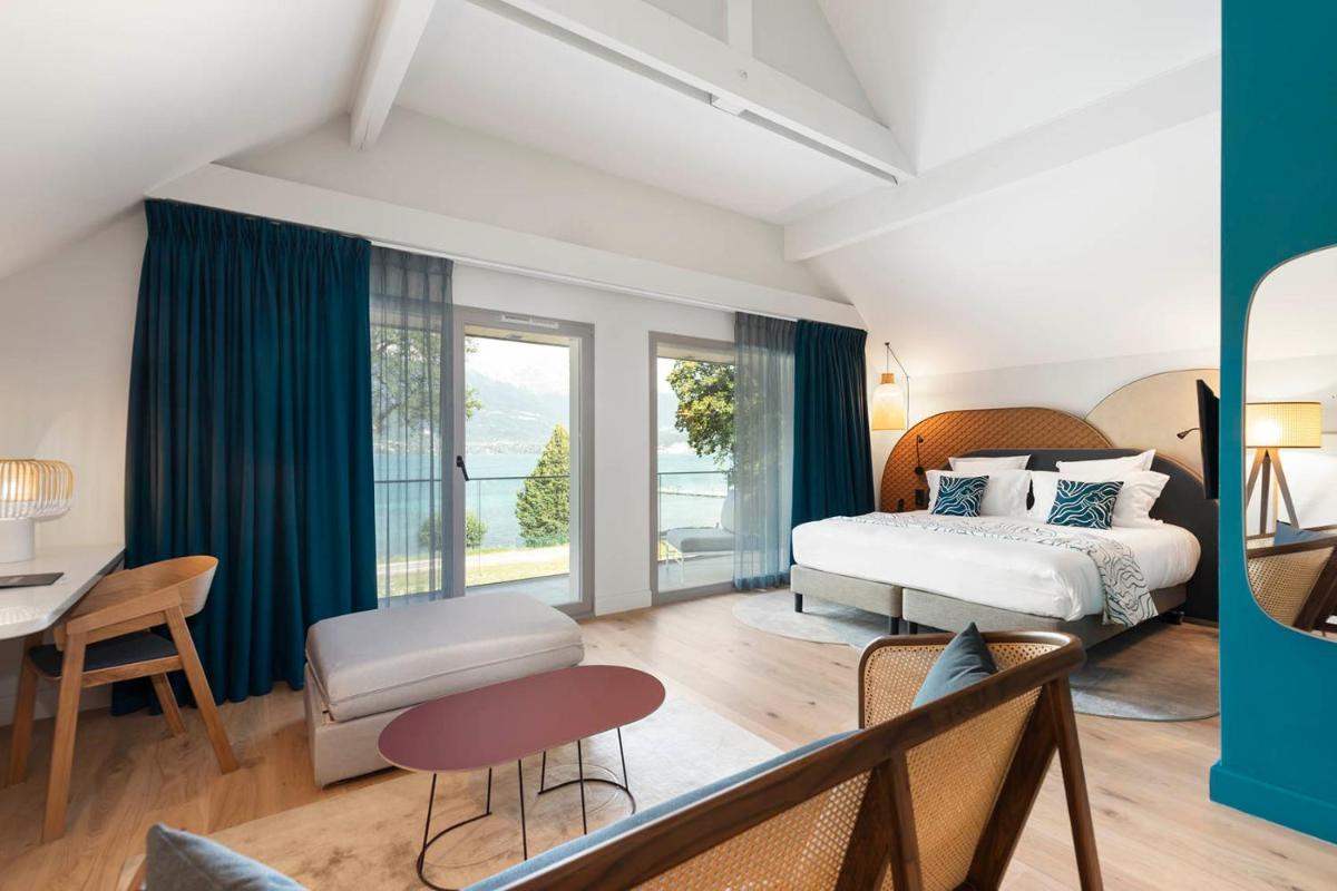 une chambre avec un lit, un bureau et une table dans l'établissement Black Bass Hotel, à Sévrier 57 autres photos
