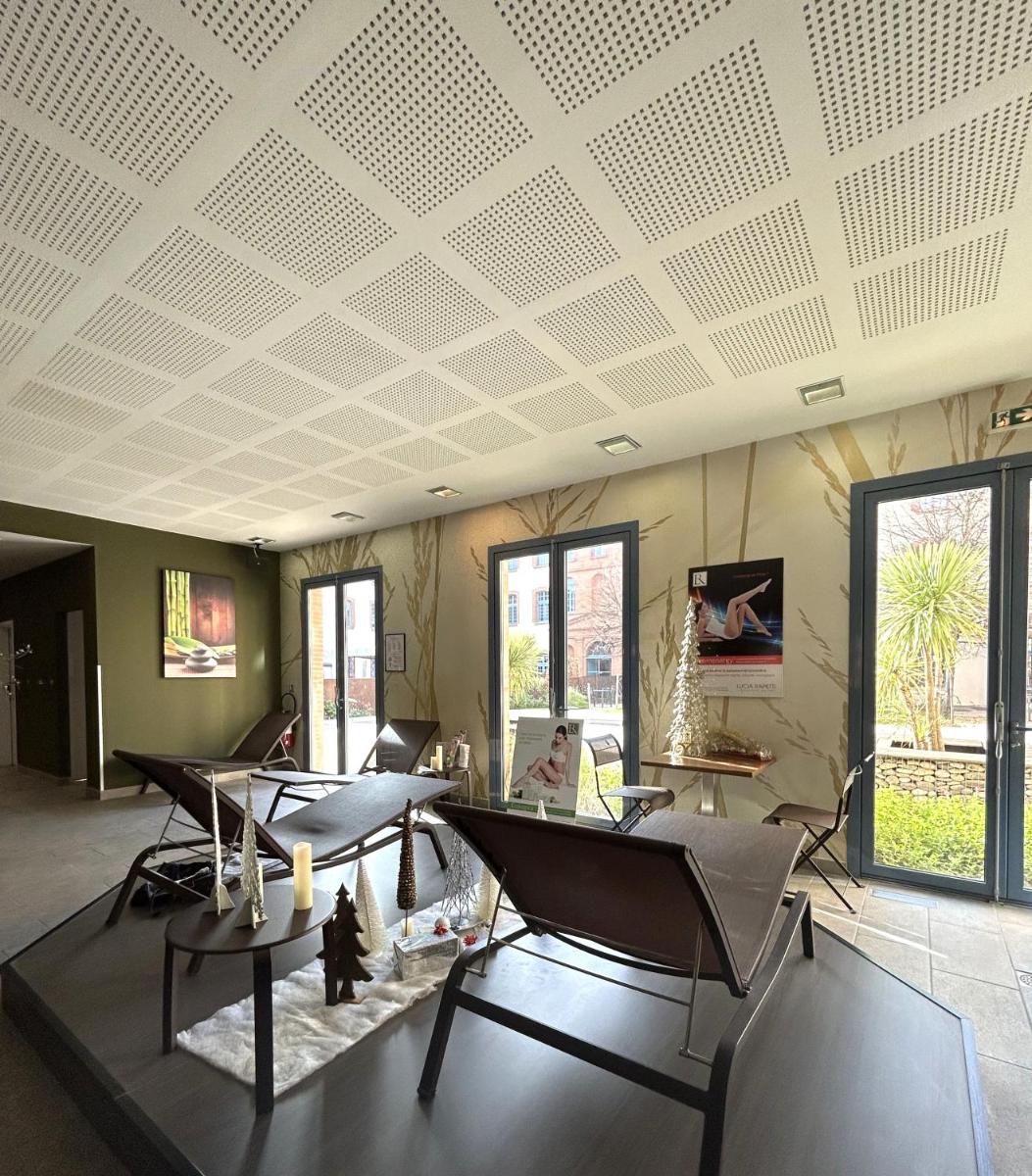 Télévision ou salle de divertissement dans l'établissement Abbaye des Capucins Spa & Resort