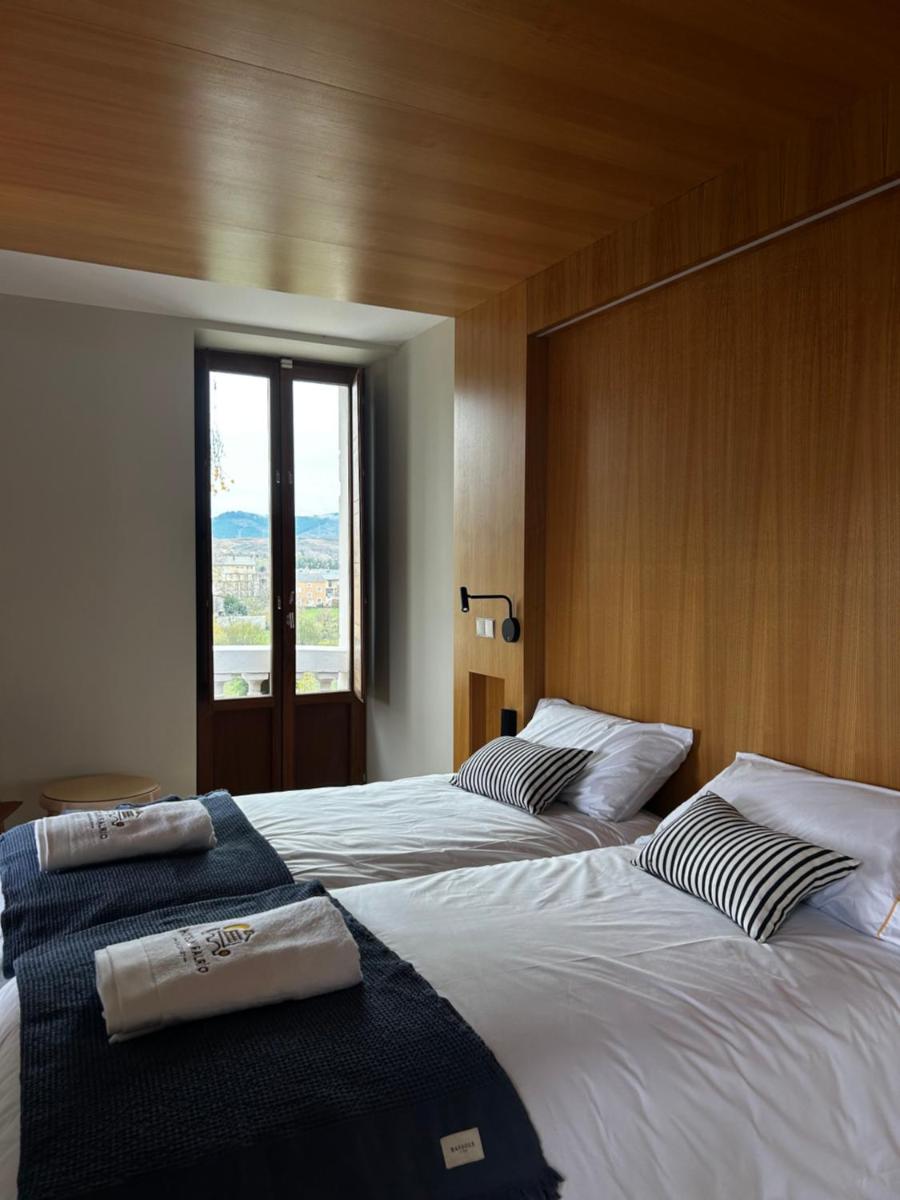 Hotel Miralrio Cacabelos - Housity