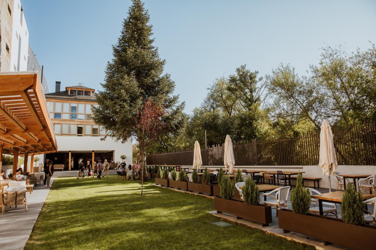 Hotel Miralrio Cacabelos - Housity