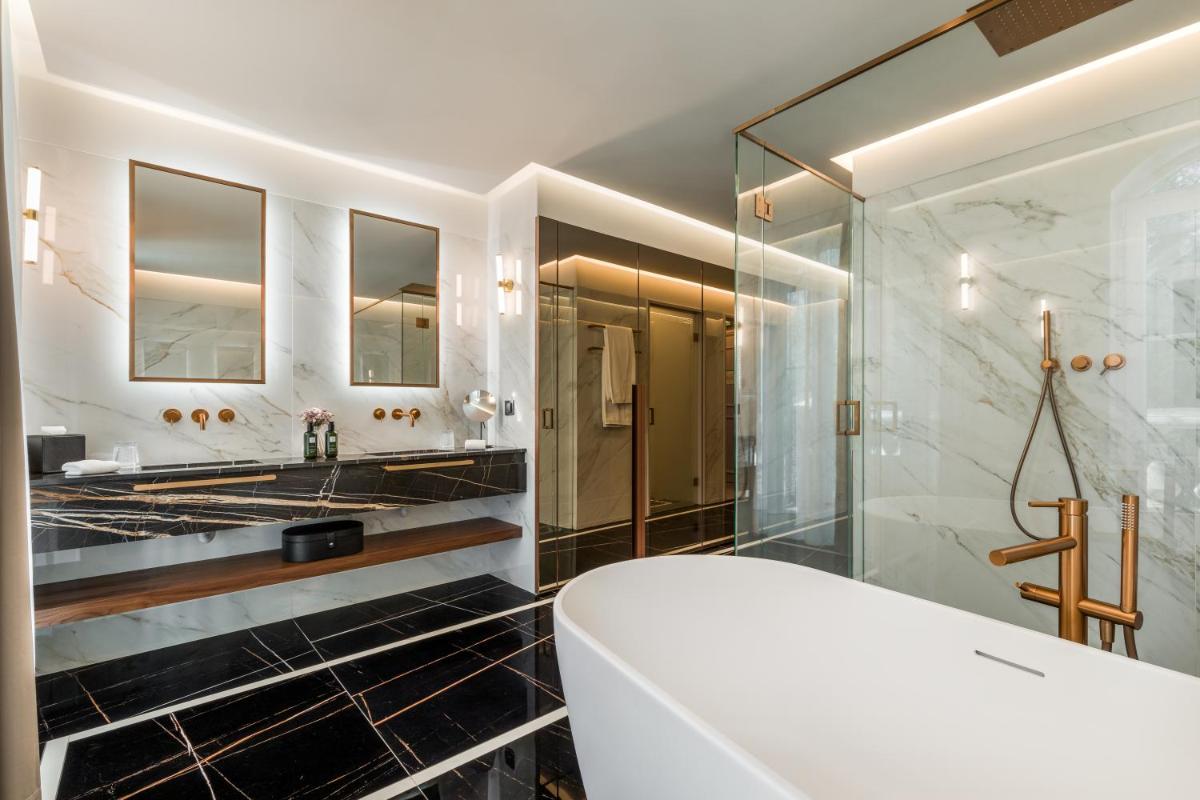 Uma casa de banho em Amoure Hotel - The Leading Hotels of the World