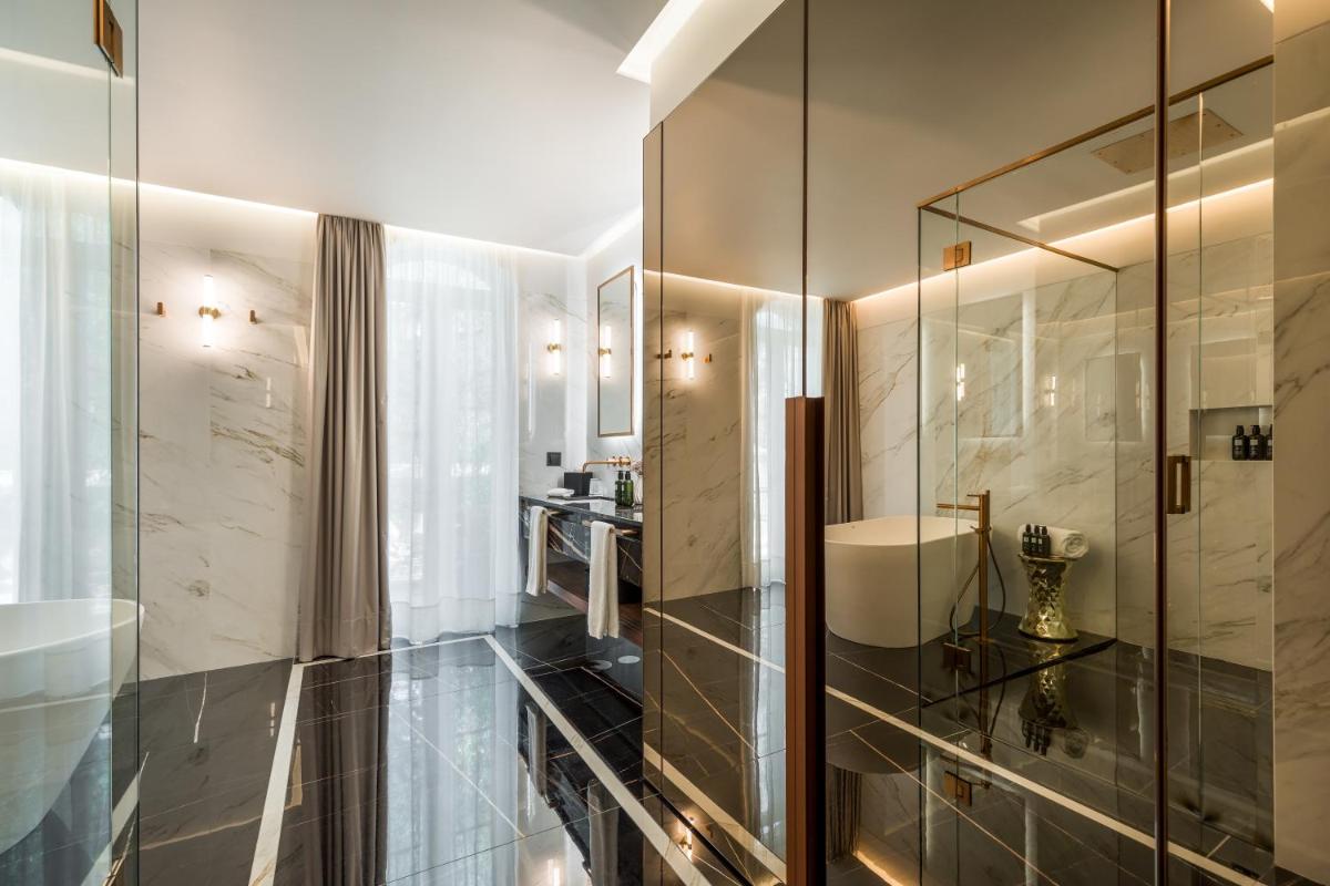 Uma casa de banho em Amoure Hotel - The Leading Hotels of the World