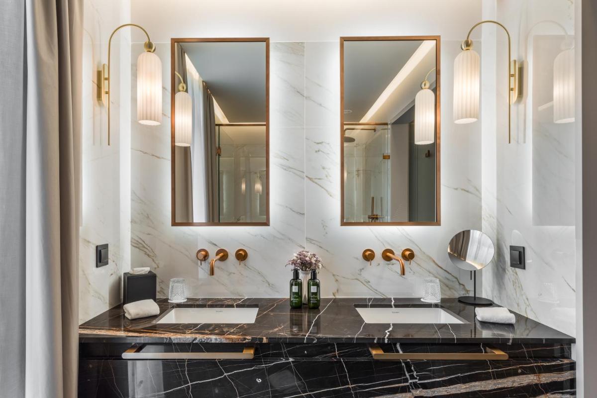 Uma casa de banho em Amoure Hotel - The Leading Hotels of the World