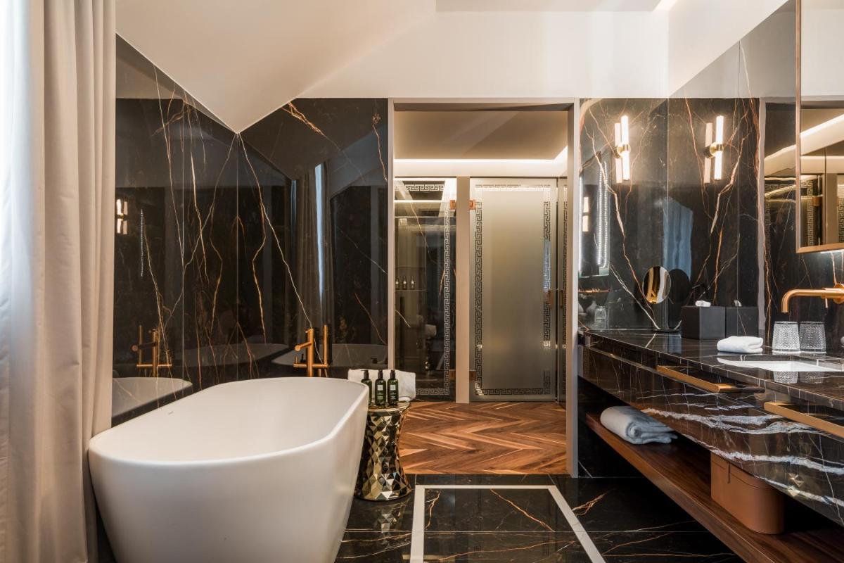 Uma casa de banho em Amoure Hotel - The Leading Hotels of the World