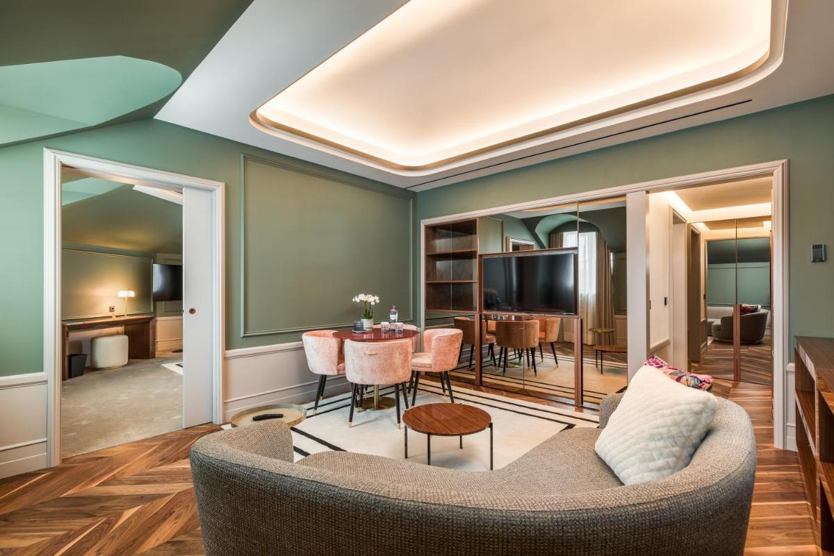 Uma televisão e/ou sistema de entretenimento em Amoure Hotel - The Leading Hotels of the World