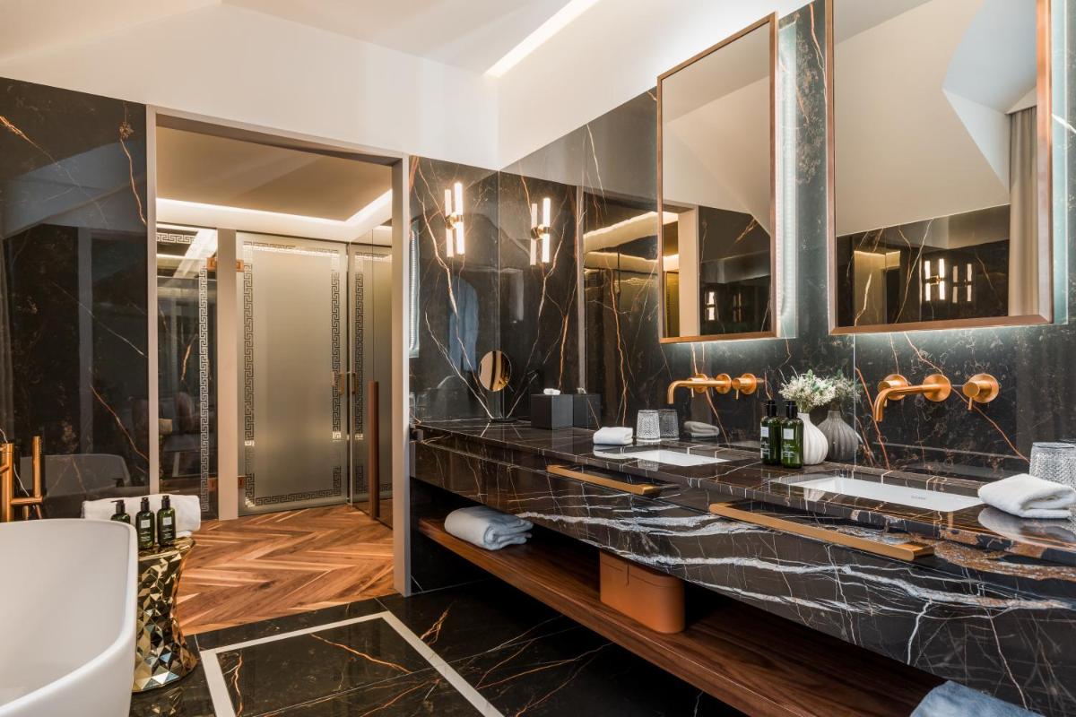 Uma casa de banho em Amoure Hotel - The Leading Hotels of the World