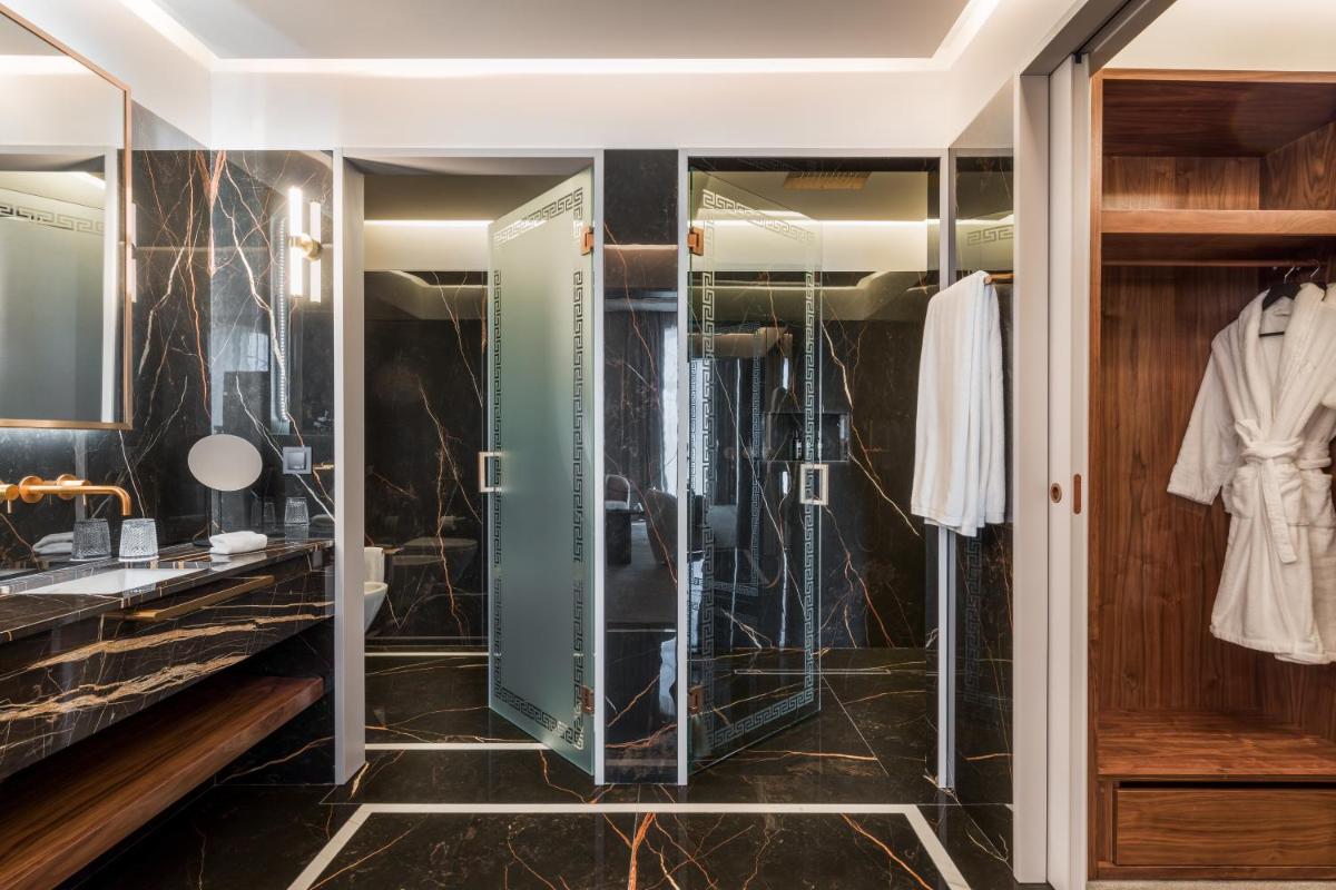 Uma casa de banho em Amoure Hotel - The Leading Hotels of the World