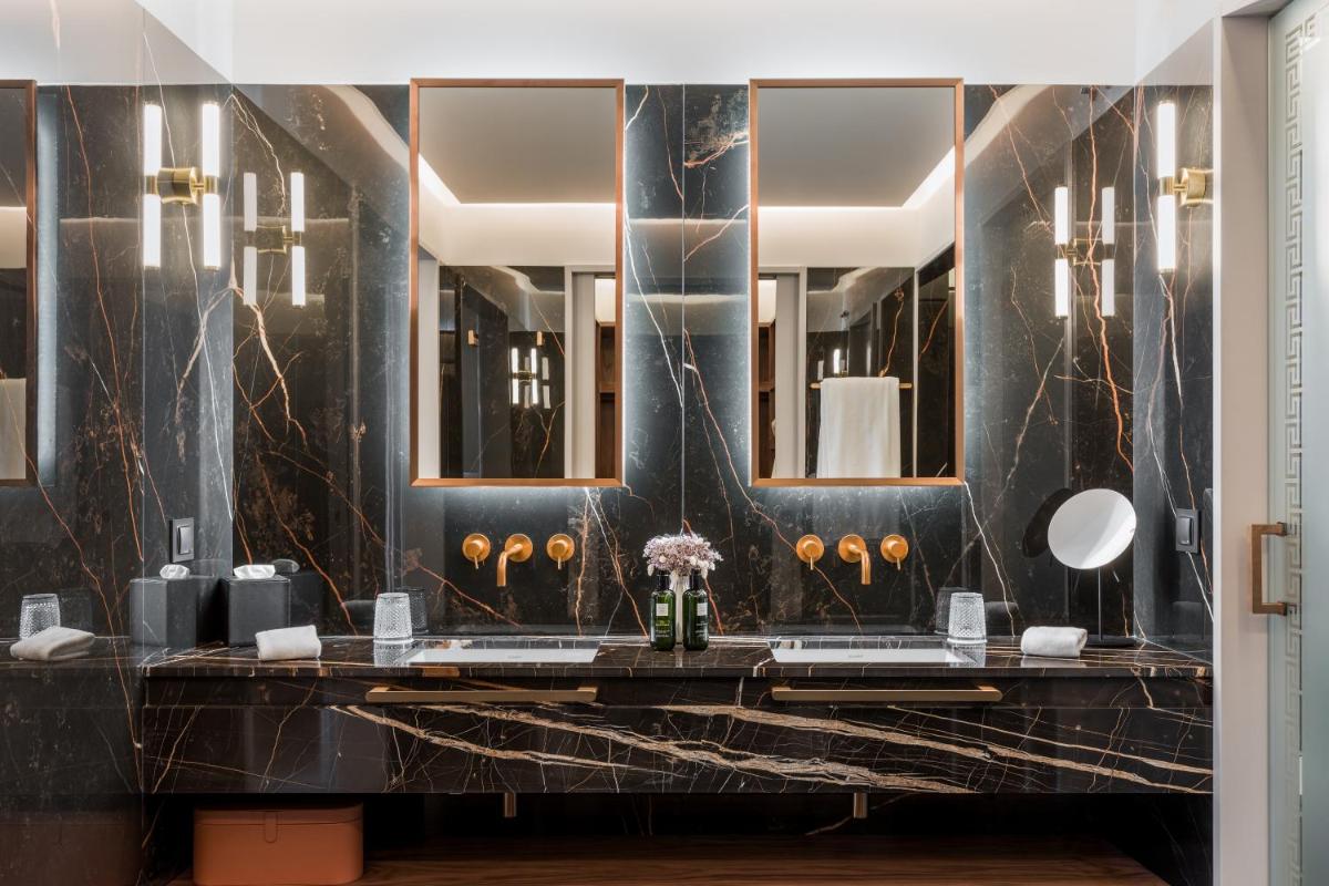 Uma casa de banho em Amoure Hotel - The Leading Hotels of the World