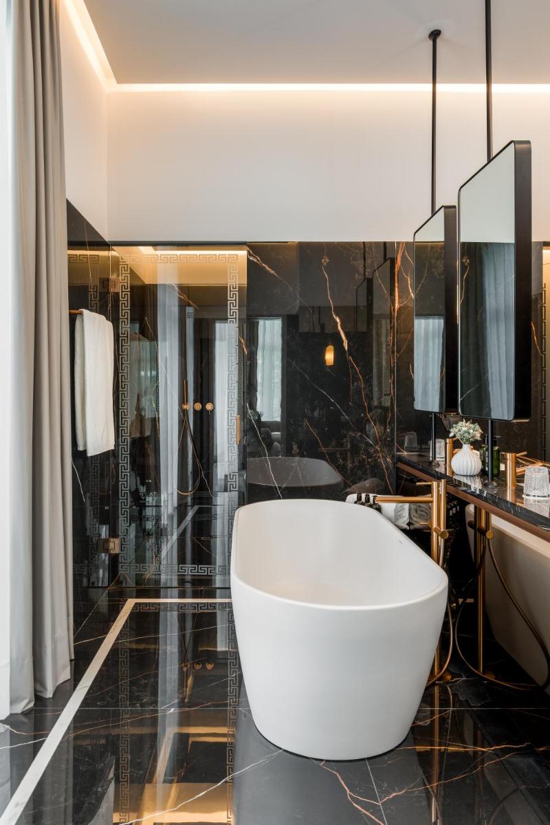 Uma casa de banho em Amoure Hotel - The Leading Hotels of the World