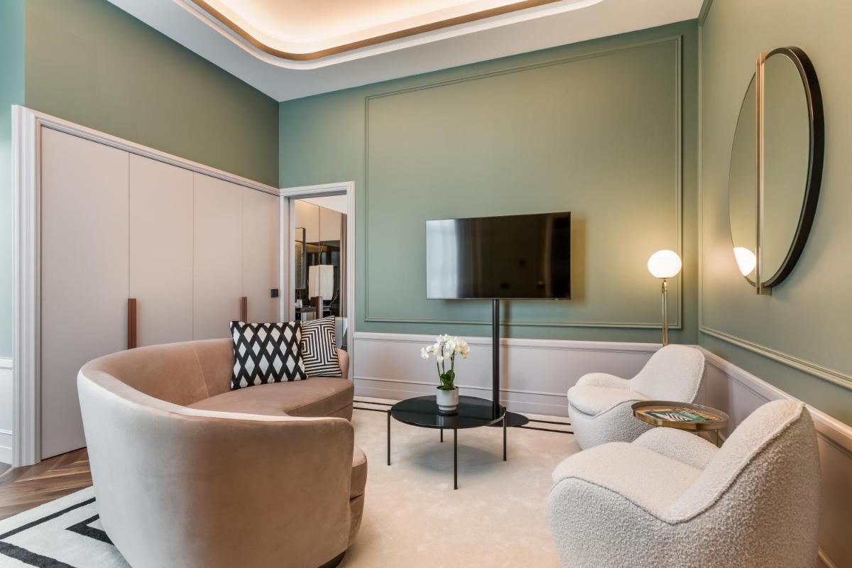 Uma televisão e/ou sistema de entretenimento em Amoure Hotel - The Leading Hotels of the World