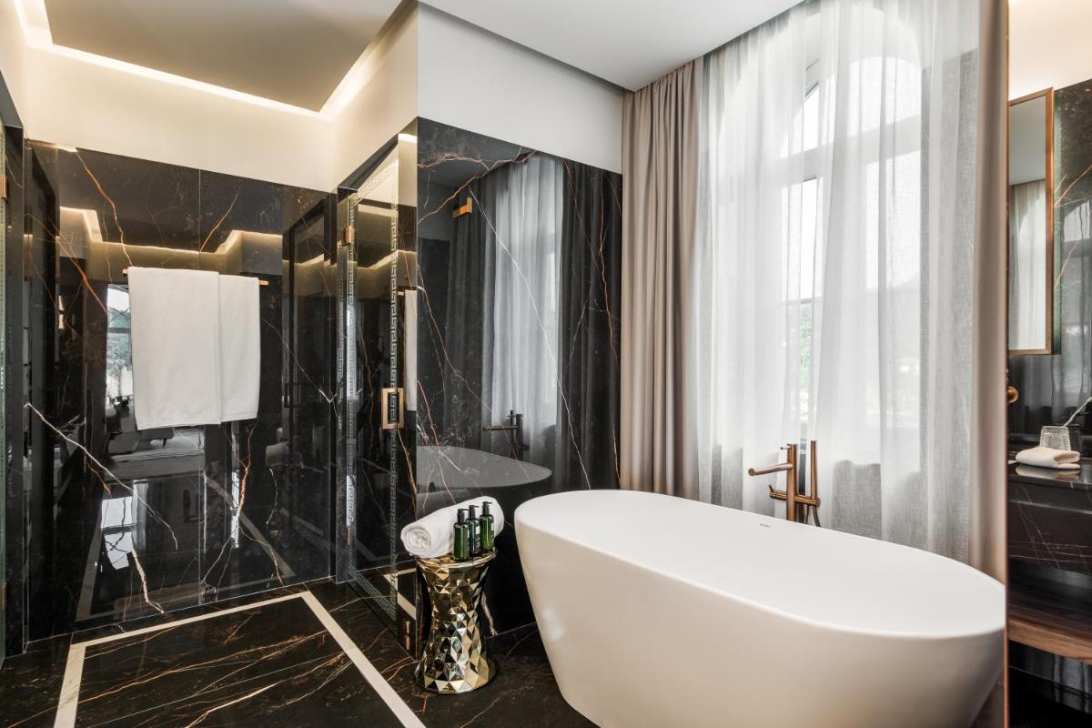 Uma casa de banho em Amoure Hotel - The Leading Hotels of the World
