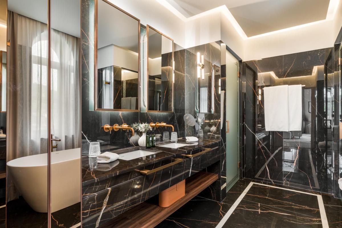 Uma casa de banho em Amoure Hotel - The Leading Hotels of the World
