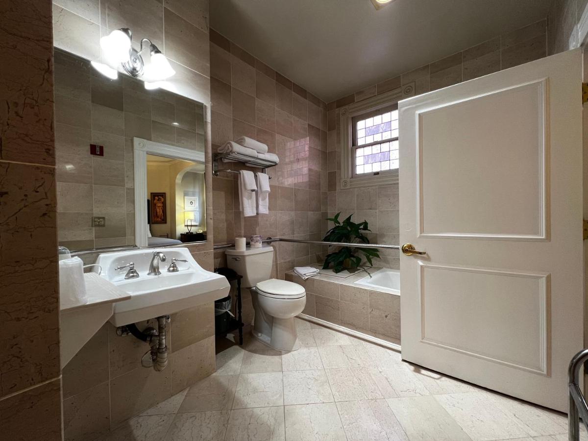 The Sterling Hotel - Housity