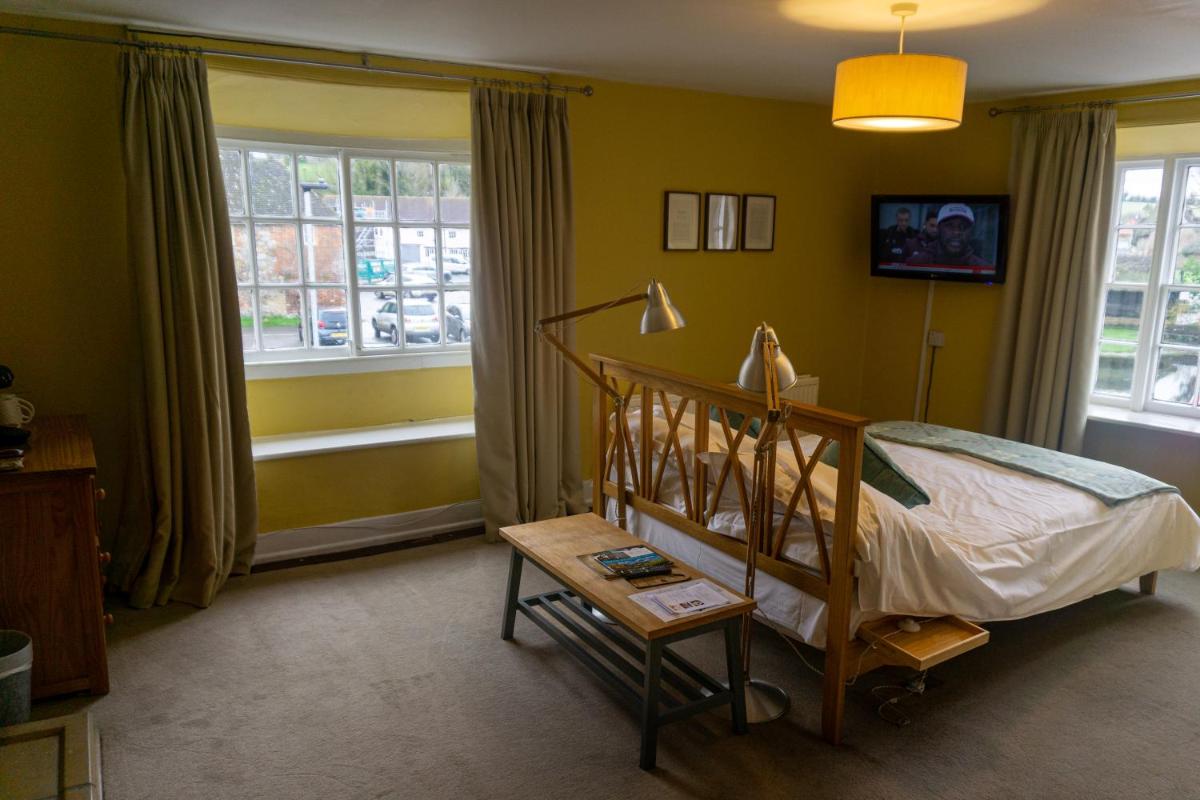 The Crown Aldbourne - Housity