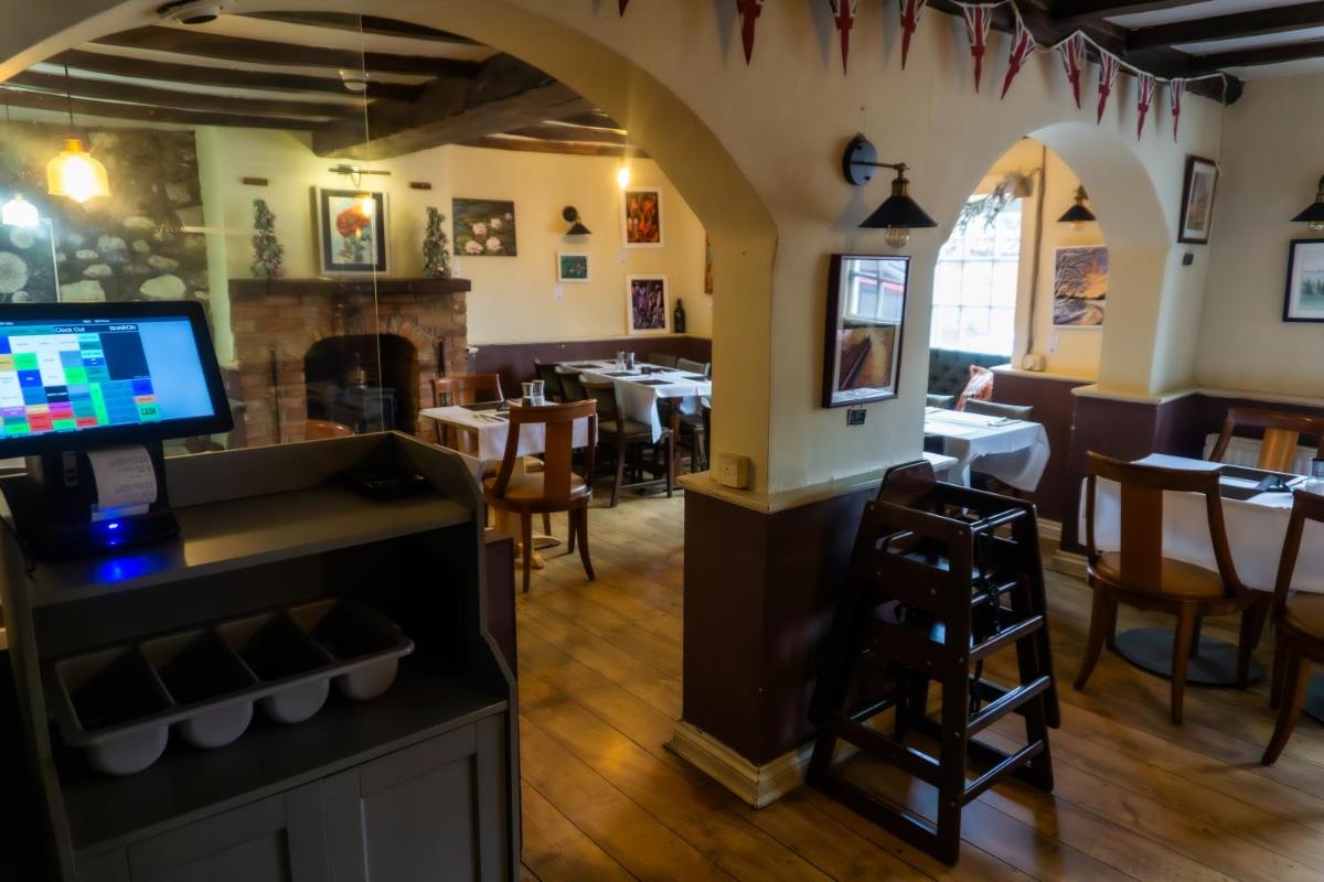 The Crown Aldbourne - Housity