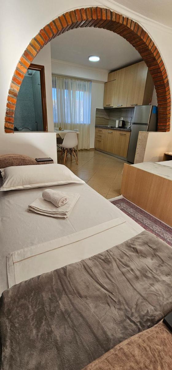 Aliaj's Guest House - Housity
