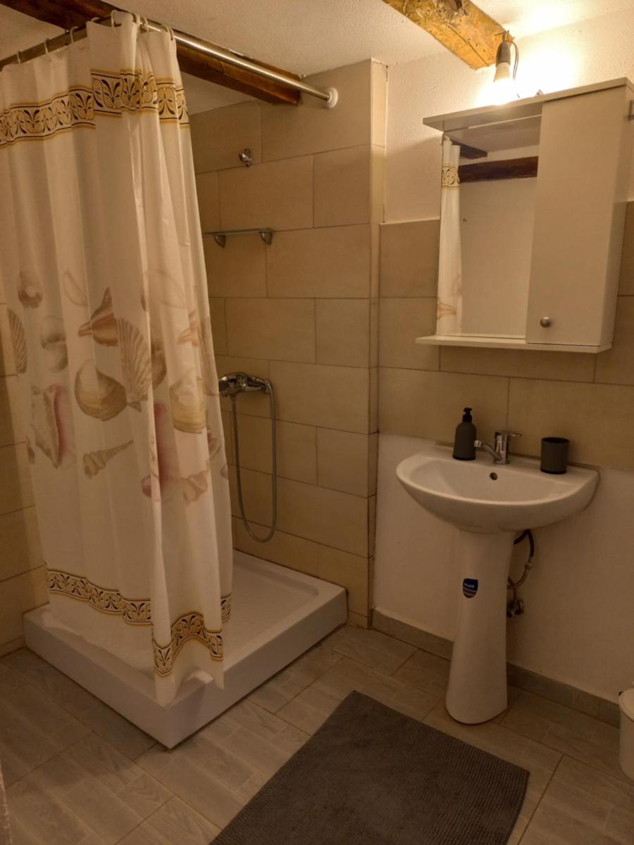 CĂSUȚA BUNICII CU PRISPĂ - Housity